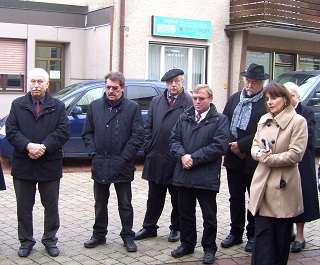 Foto der Beobachter beim Einsetzen der Stolpersteine
